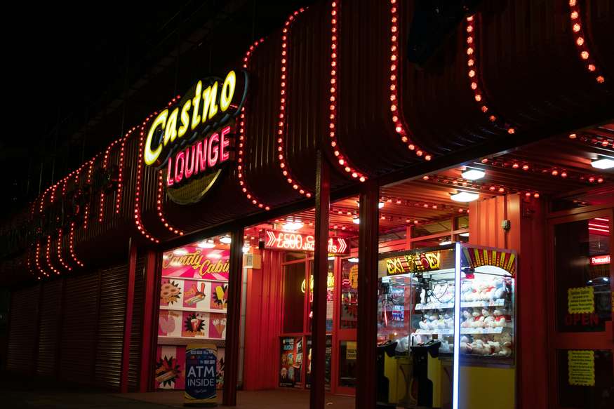 How to Play Slot Machines at Dendera Casino