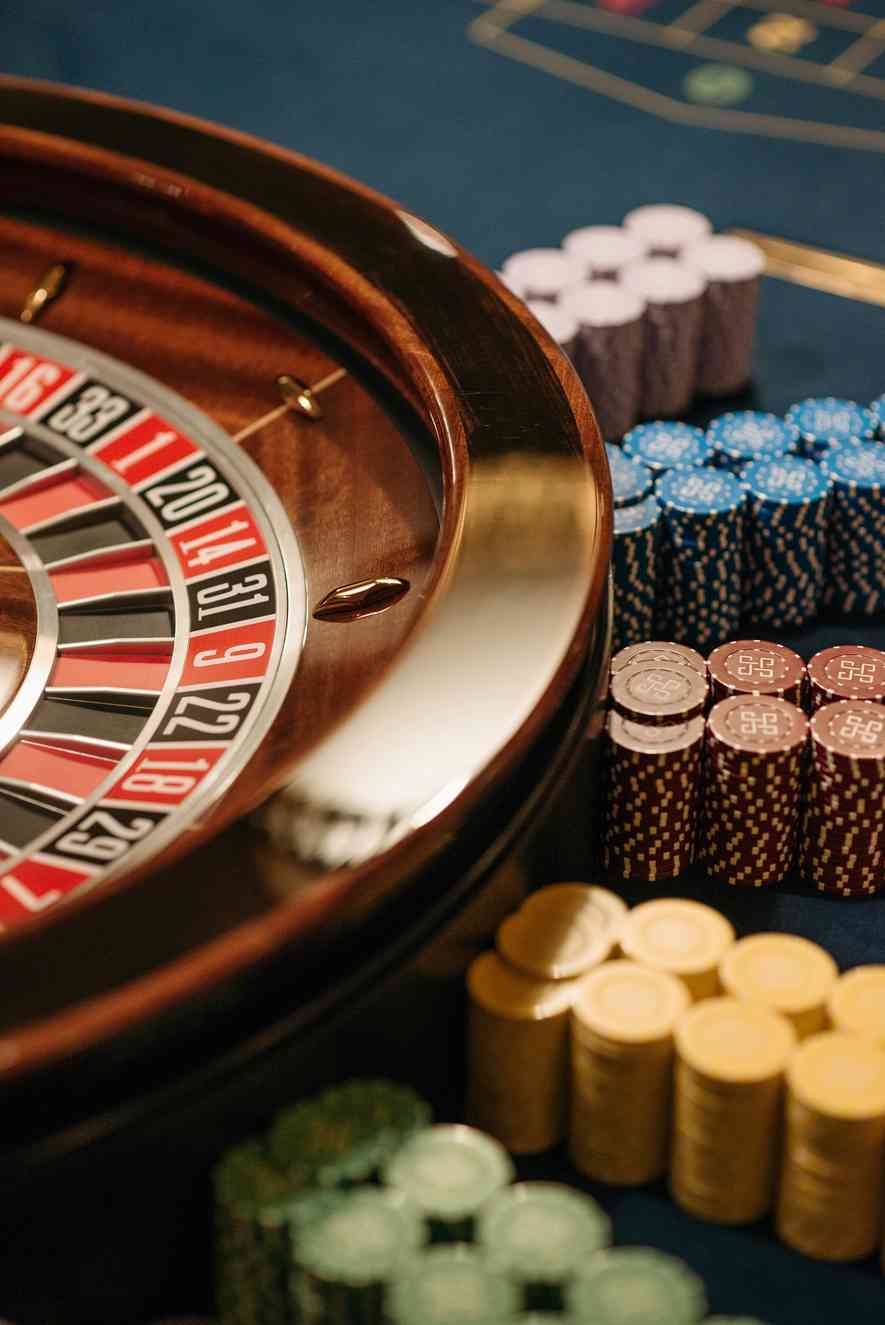 L'Histoire Fascinante des Casinos en Ligne : Des Débuts Timides à l'Explosion Mondiale